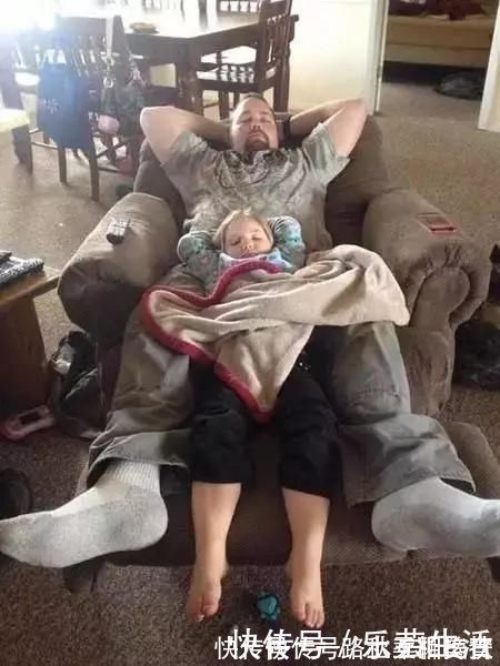 孩子|爸爸陪娃睡觉,醒后发现娃不见了,吓坏了赶紧找,结果自己都乐了