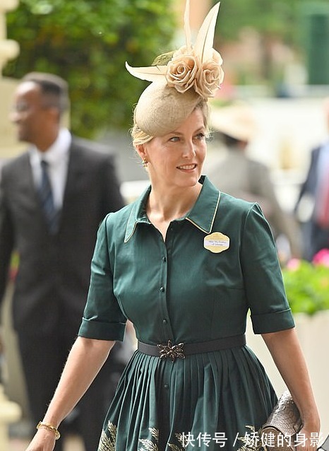 梅根 凯特小婶继续闪耀赛马会,一袭绿色印花裙穿出高级美,成时尚新秀!