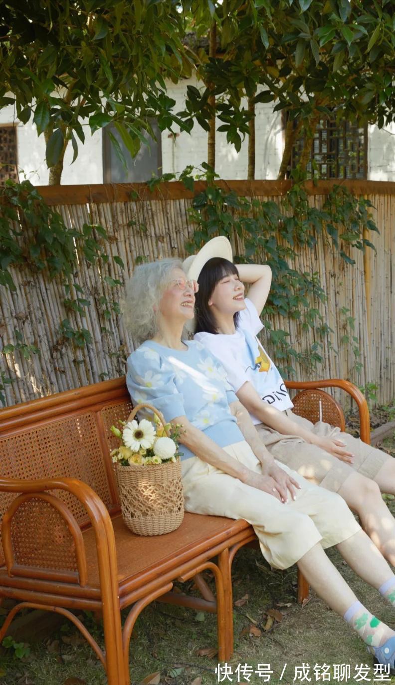 孙女|八十岁奶奶与孙女穿同款,花白头发也挡不住爱美心,时尚感不输阵