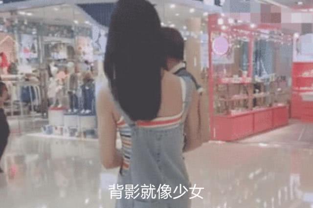 新知识|“最年轻姥姥”走红,抱外孙逛商场像母子,网友直呼:姥爷太幸福