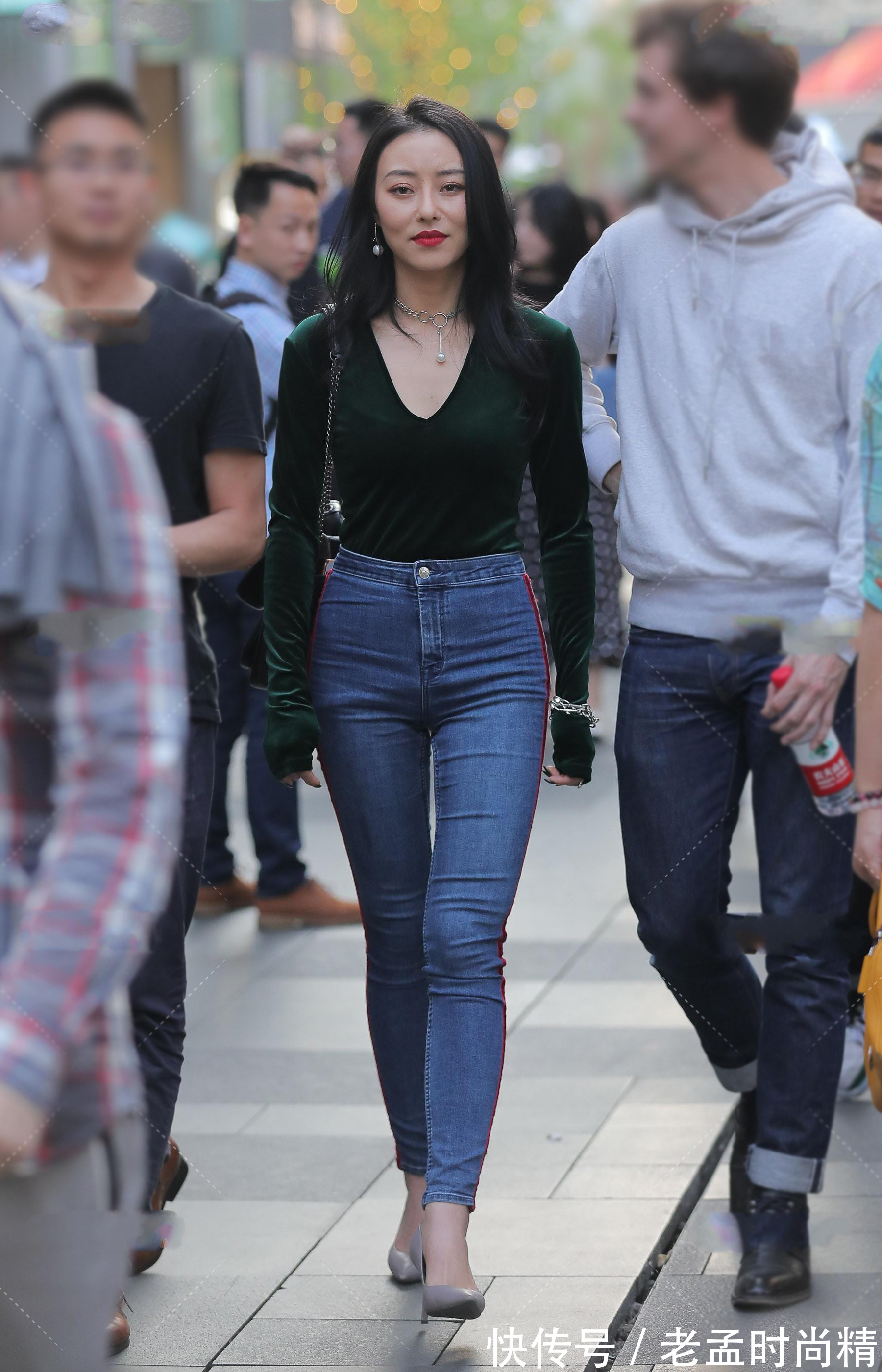 小姐姐|街拍美女:女生爱穿牛仔裤,因为款式简约修身又搭配省心,穿出休闲与大方