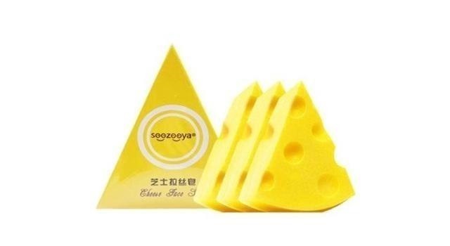 嘴角的下巴总是有白色的痘痘,且还连成一片,是螨虫吗