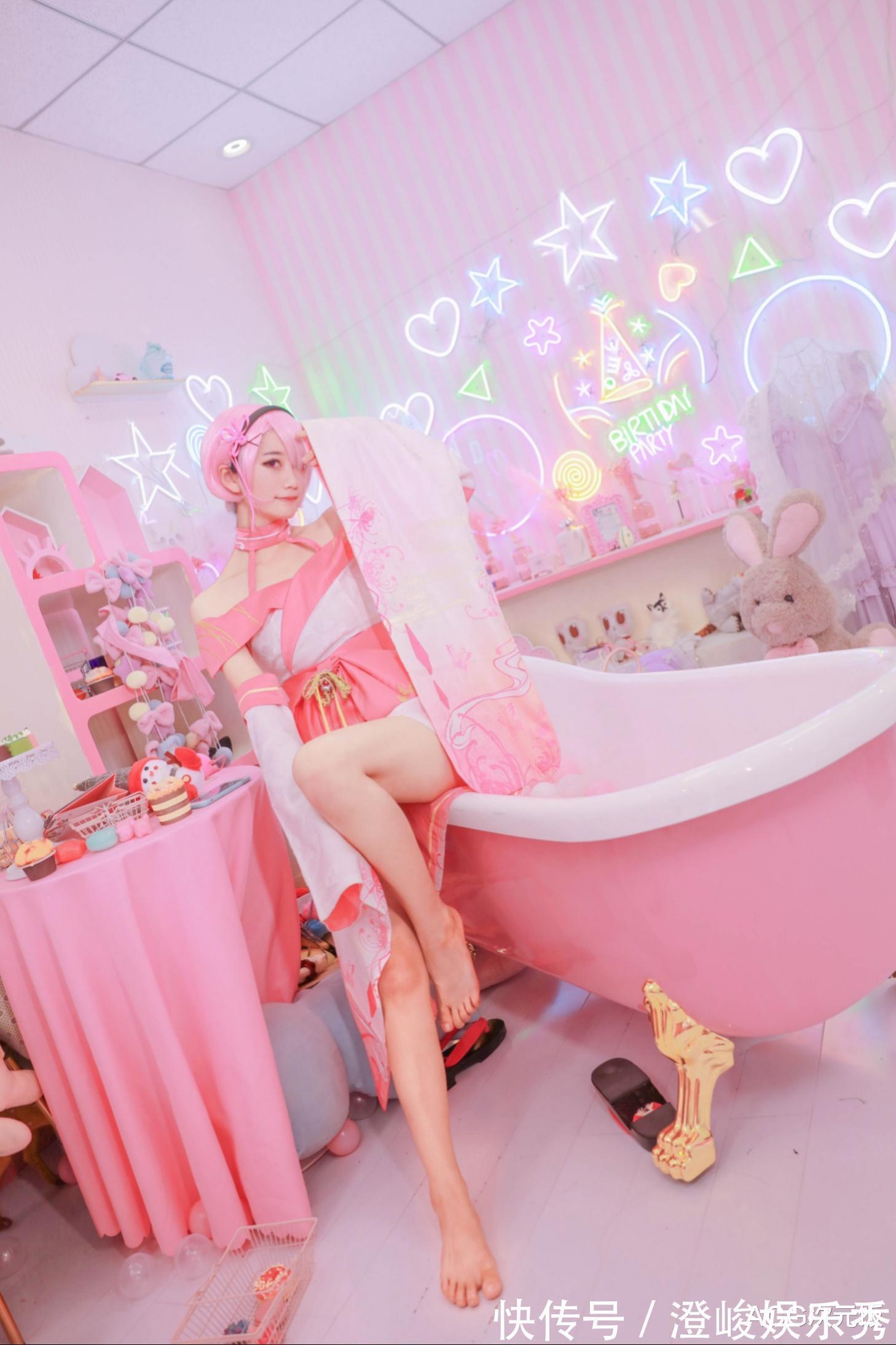 cos|Re0:和服拉姆cos,抬腿侧坐浴缸,姐姐大人和蕾姆老婆我全都要!