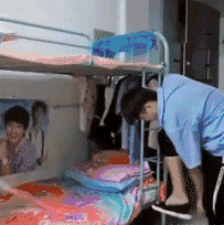 |搞笑GIF:妹子在实验室玩翻了,旁边的队友很卖力