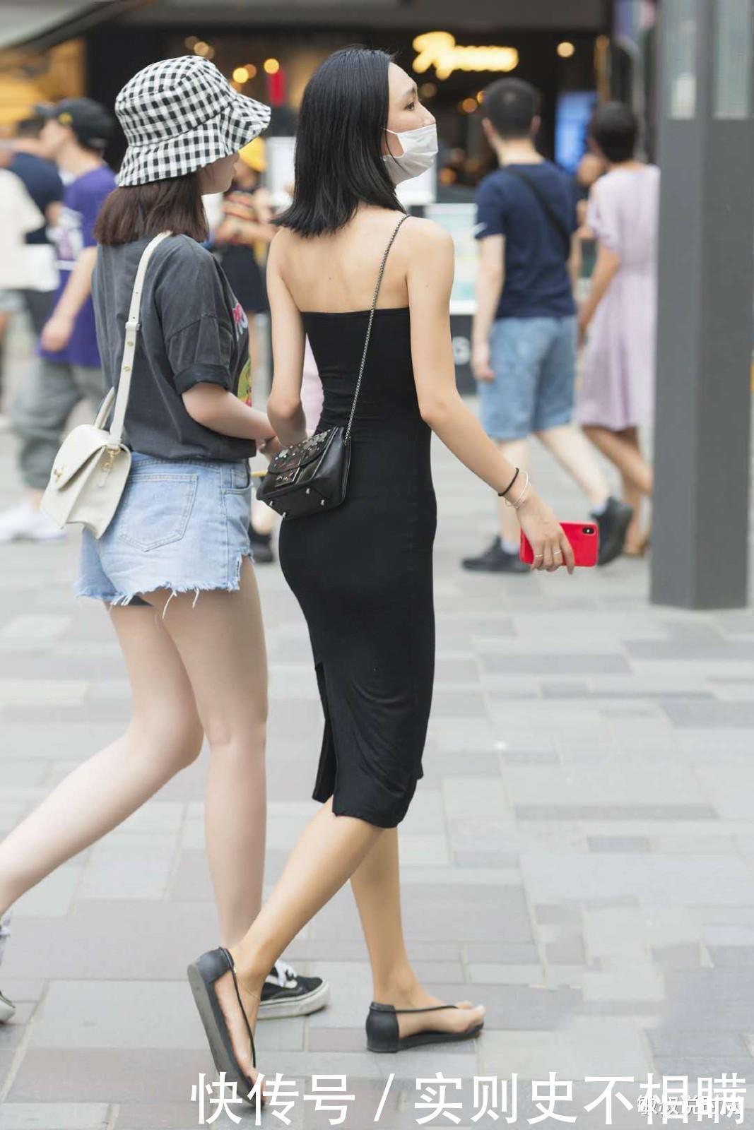 拖鞋|姐姐真图省事,穿“皮筋儿”拖鞋逛街,这下不累脚了