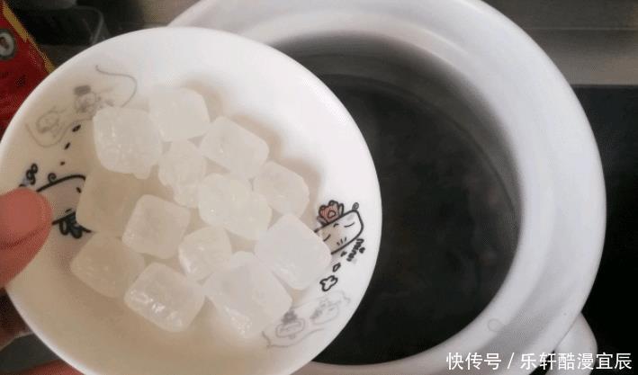 红豆杂粮粥|女生经常熬夜别忘多喝这粥,这几样补血的食材熬一锅,滋补又养发