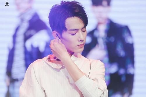  霸屏|肖战即将开启霸屏模式！3部作品均要定档，海报再登优秀报刊