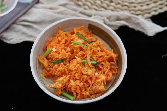 软香|跟妈妈学了个胡萝卜的新吃法,软香不上火,头一次做就成功了