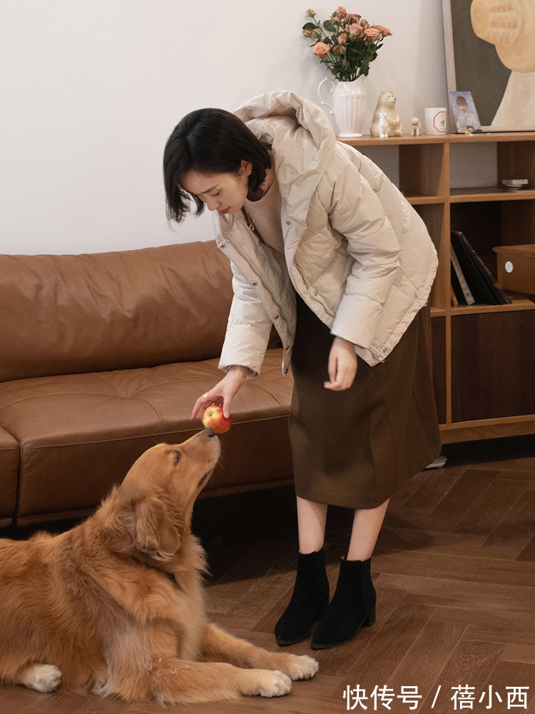 针织衫|女人穿“羽绒服”要注意2点,一是内搭二是下装,学会了很显气质