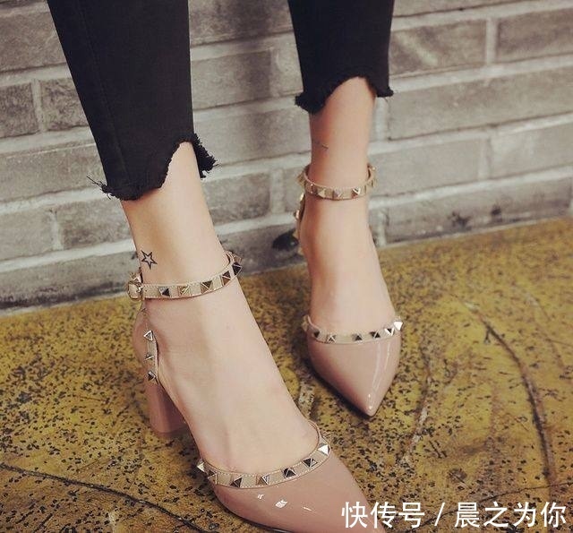 一字扣 尖头高跟鞋穿出女神范,白皙美腿男朋友眼中只有你