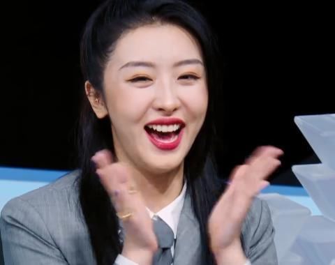 虞书欣逆袭成第一名时,其他人都在鼓掌欢迎,唯独林小宅与众不同