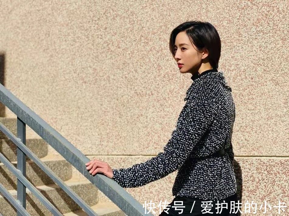 深色 张钧甯短发气质好成熟,深色造型优雅显干练,看着确实是奔4了