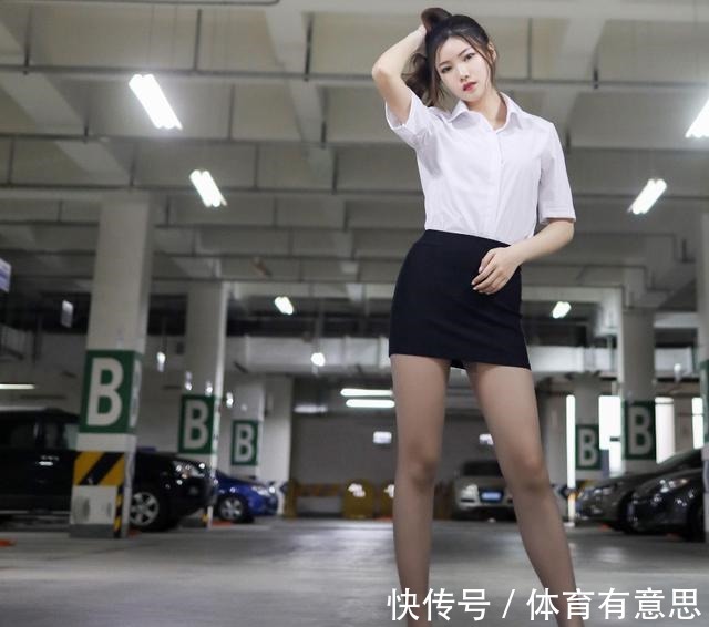 短裙 冷白色的短袖衬衫,搭配黑色的短裙十分的干练,日常上班都可以!