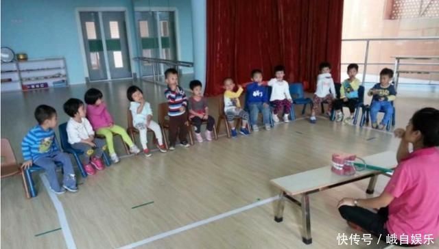 萌娃|幼儿园老师手滑,把孩子上厕所照片发家长群,家长退学