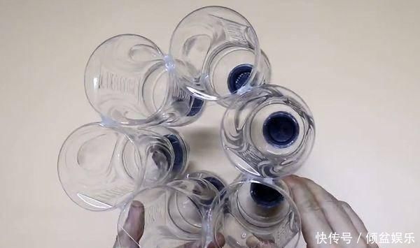 将6个塑料瓶粘成一个圆圈,放在厨房太实用了,全家人都抢着用