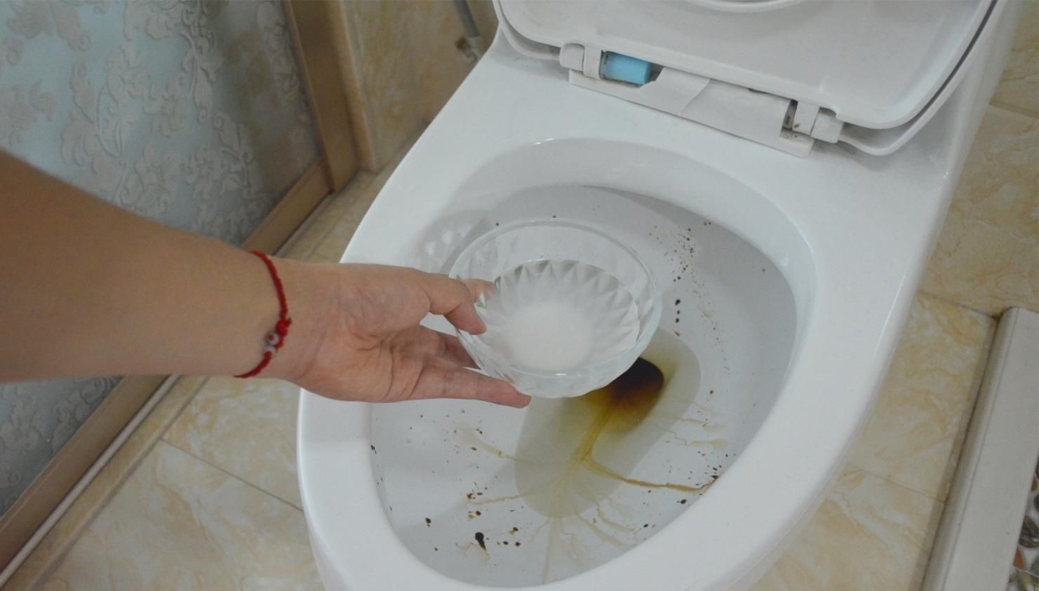 不管马桶多黄多脏, 只需倒一碗它进去, 马桶一冲立马变干净