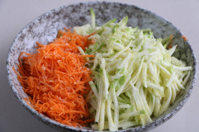 2斤饺子皮,1根西葫芦,不包饺子,做成早餐,我家吃3天没有吃腻