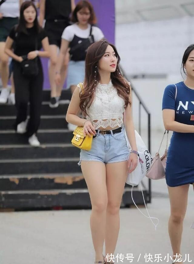 半身裤 打底裤的打扮谁穿都美,穿出年轻的减龄感,带来洋气年轻气息