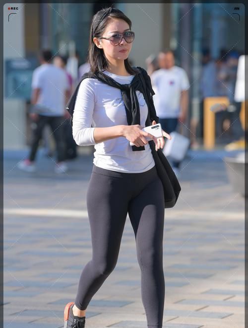 塑身裤搭配常规白打底衫，经典简约，穿出不一样的风格