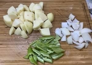 生活中版大盘鸡做法,荤素搭配常有,营养成分美味可口,非常下饭菜,吃不足