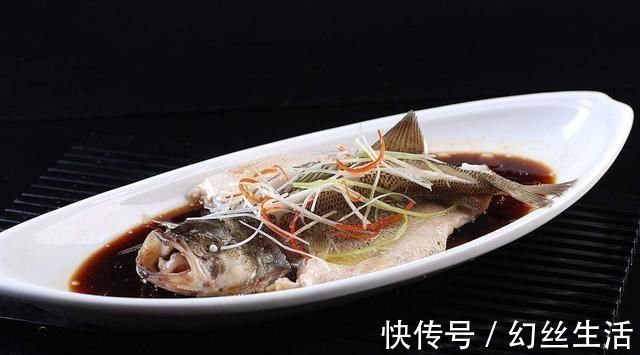 白醋|清蒸鲈鱼时，蒸锅中加点“它”，蒸出的鲈鱼鲜嫩又不腥