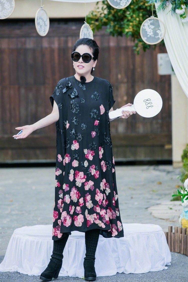 向太把“微胖美精髓”穿出来了,蕾丝连衣裙高级洋气,端庄成熟