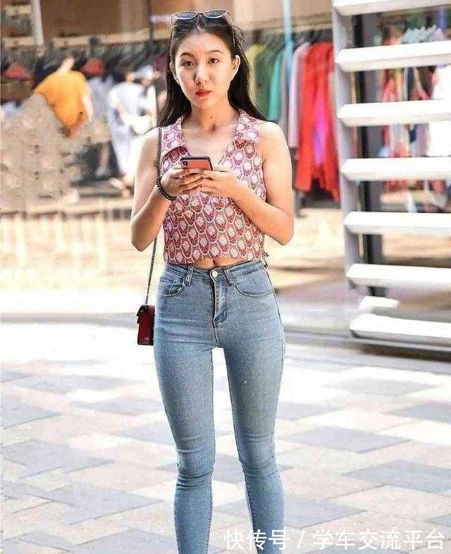 穿搭 白色休闲鸭舌帽搭配黑色打底裤，显瘦但缺点太明显，显得头重脚轻！