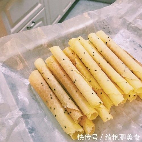 一碗面粉,4个鸡蛋,做孩子爱吃的鸡蛋卷,酥脆香甜,在家做卫生