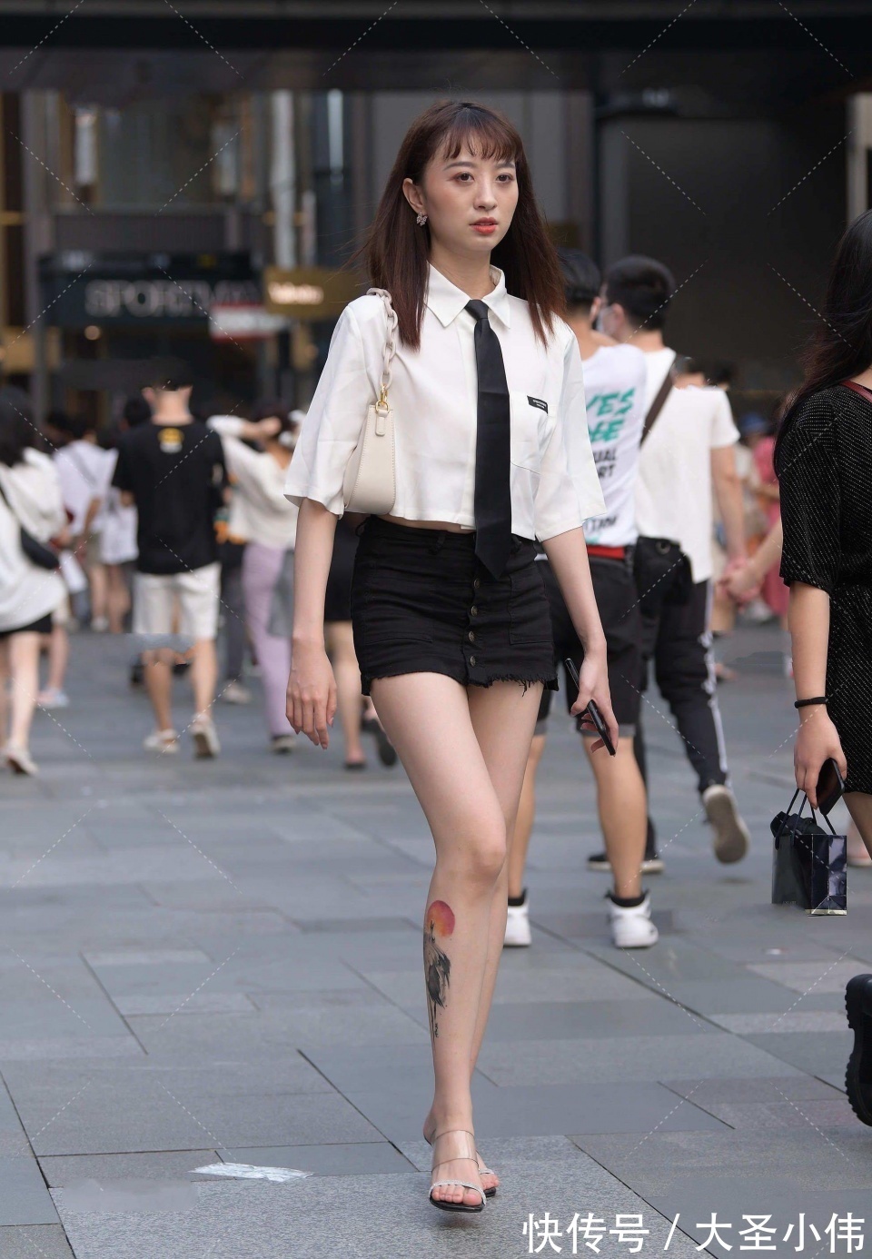 穿搭|美女街拍:怎么会有这么优雅的美女!虽然身高有点低,但不妨碍气场如此强大