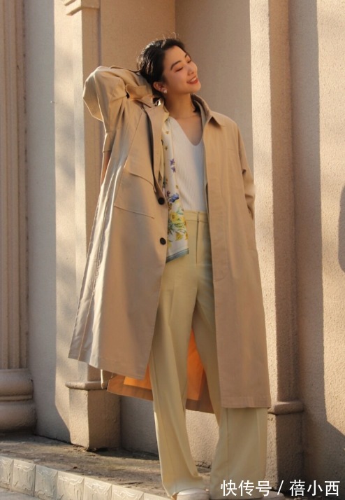 搭配 卡其色“风衣”才是永远的经典,2022年依然很火,这样穿太美了