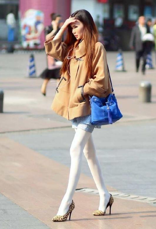 街拍美女的开叉裙,凸显出嫩白的大长腿,是一道美丽的风景线