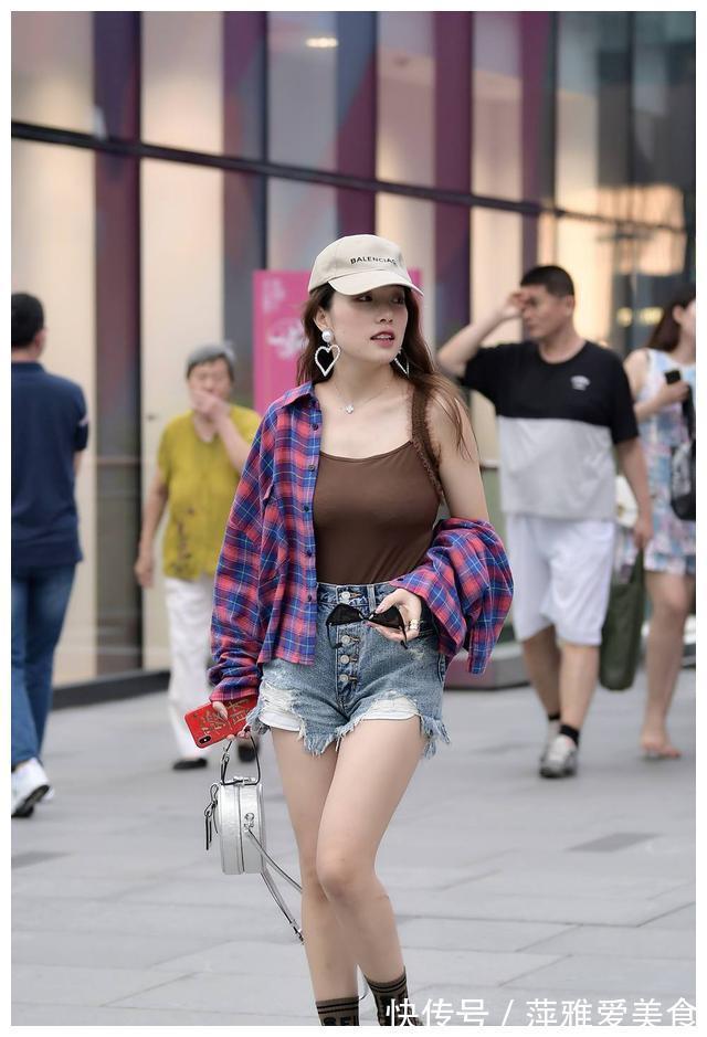 短靴 初秋时节,牛仔短裤搭配短靴,也是很流行的穿搭方式