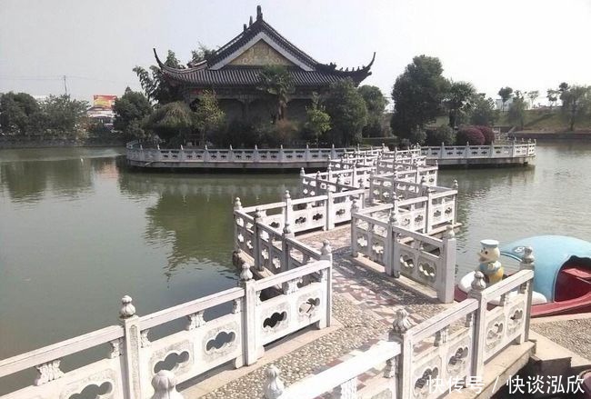 青石板路、古色古香的建筑，三千年的镇江，一座座如画的千年古镇