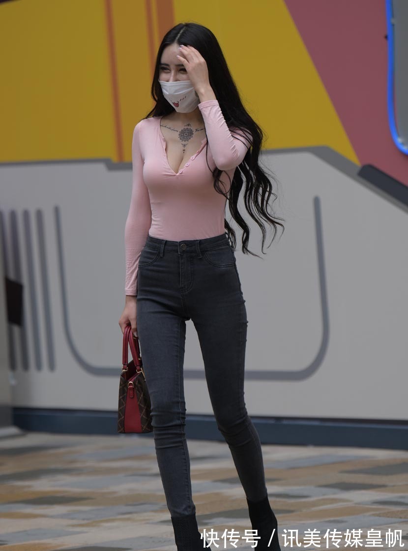 曼妙|绒面浅粉长袖小开衫搭配紧身牛仔裤，展现曼妙身材和时尚品味