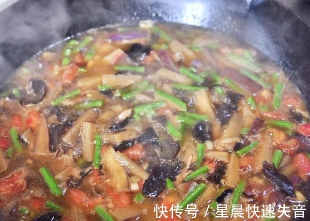 素馅大馄饨，馅大皮薄、营养丰富，满满一口极大地满足！