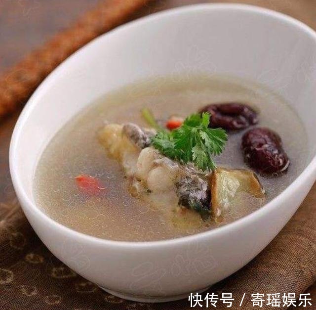 食物|宝妈在哺乳期间,要少吃3种食物,越吃奶越少还容易引发回奶