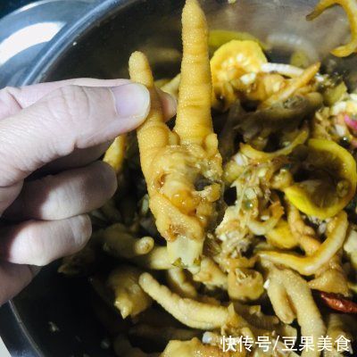这道家喻户晓的泡凤爪是怎么做的呢？