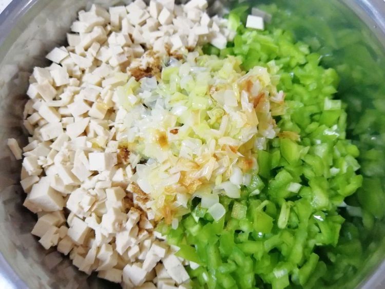 全麦粉做面皮，青椒豆腐做馅料，这样的包子味道太赞了