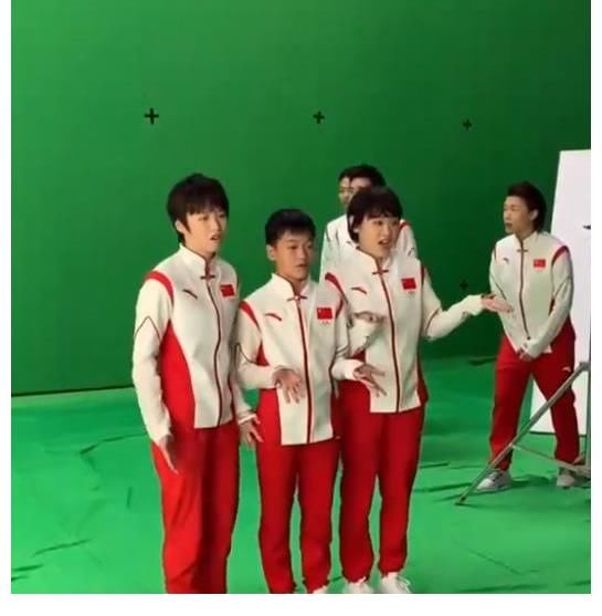 全红婵拍宣传片画面曝光，无力摇动双手太萌，师哥在后面鼓掌打气