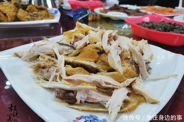 晒500一桌的农村宴席，网友这太实惠了，在城里至少1千！