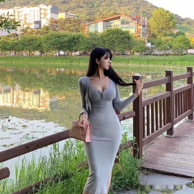 街拍|街拍：美女搭配高跟鞋，秀出优雅新姿态书易