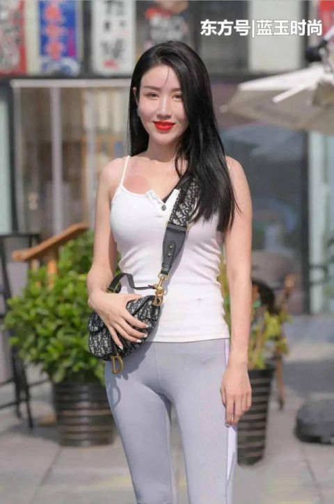 塑造|街拍打底裤的穿着塑造美丽形象,显得时尚潮流范十足