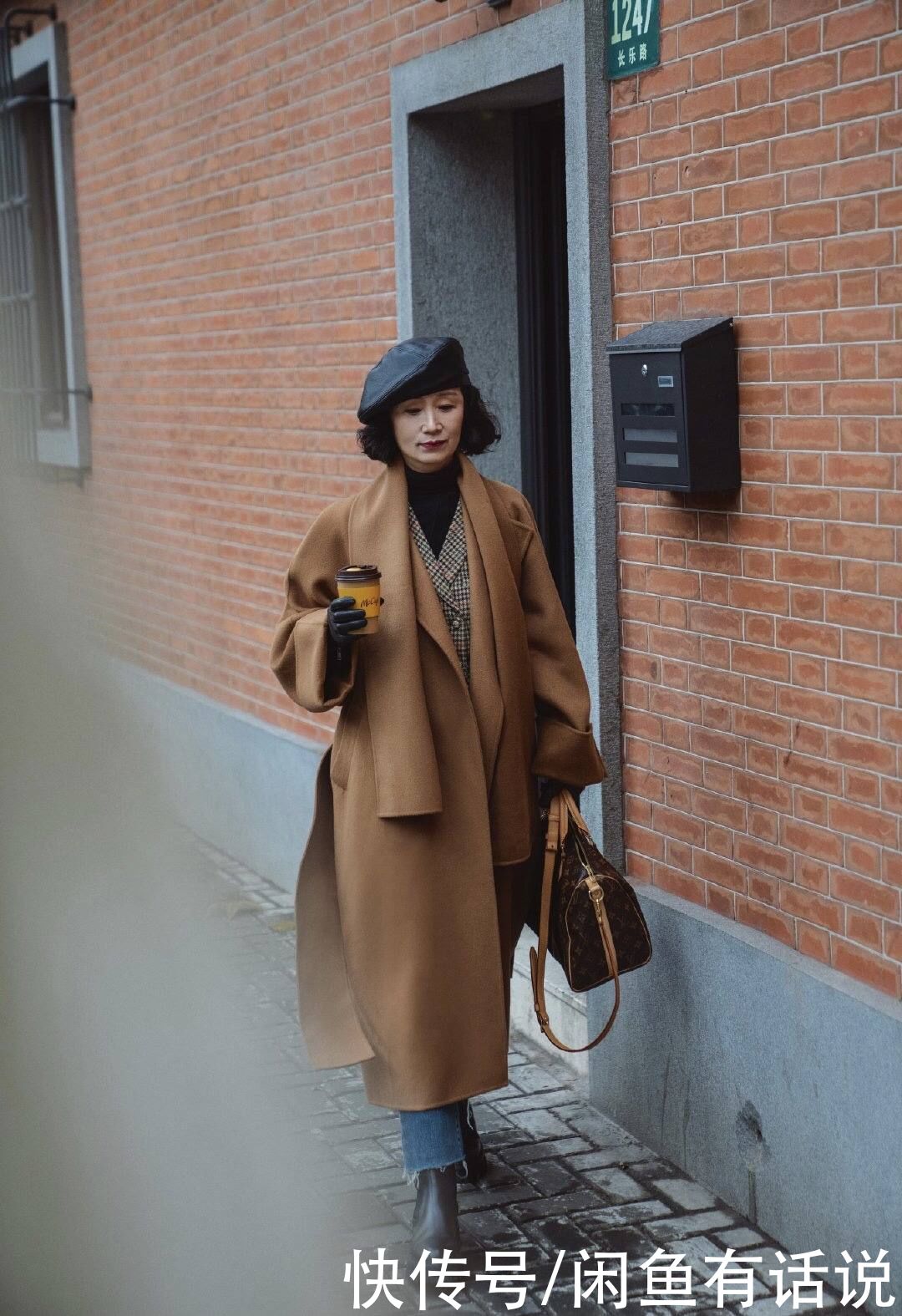 三木母女的“咖色大衣”太美，60岁妈妈这么穿，惊艳整个冬天