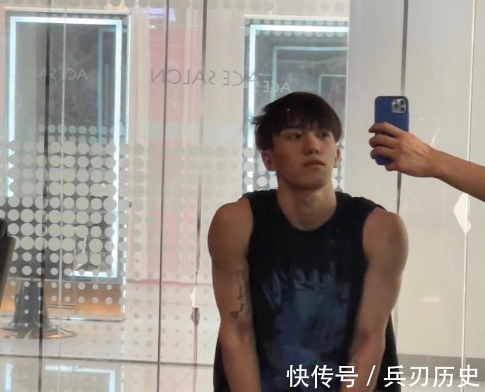 大男孩|帅气的成都大男孩,健身四个半月,手臂和肩有进步,胸肌差点意思!