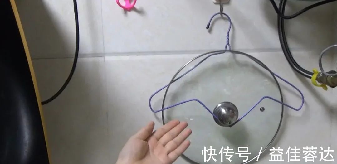 生活家:旧衣架别再扔了,折一折,放在厨房有大用处