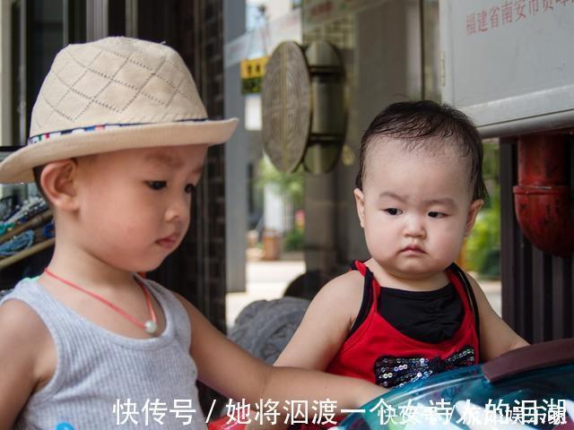 萌叔|哥哥和妹妹相差18岁,两人相处的瞬间,妈妈都羡慕