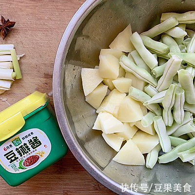 #暖冬酱在手,嗨吃部队锅#大骨煳锅贴