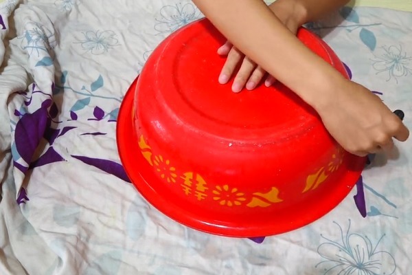 旧床单上扣一个洗脸盆，好多人不知道有啥用，但用过的人都夸好