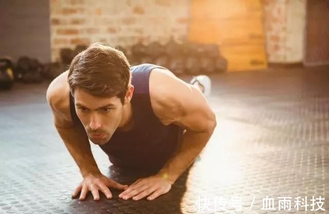 杠铃|胸肌练不好看?因为你忽略了中缝,每天多练习5分钟就够了