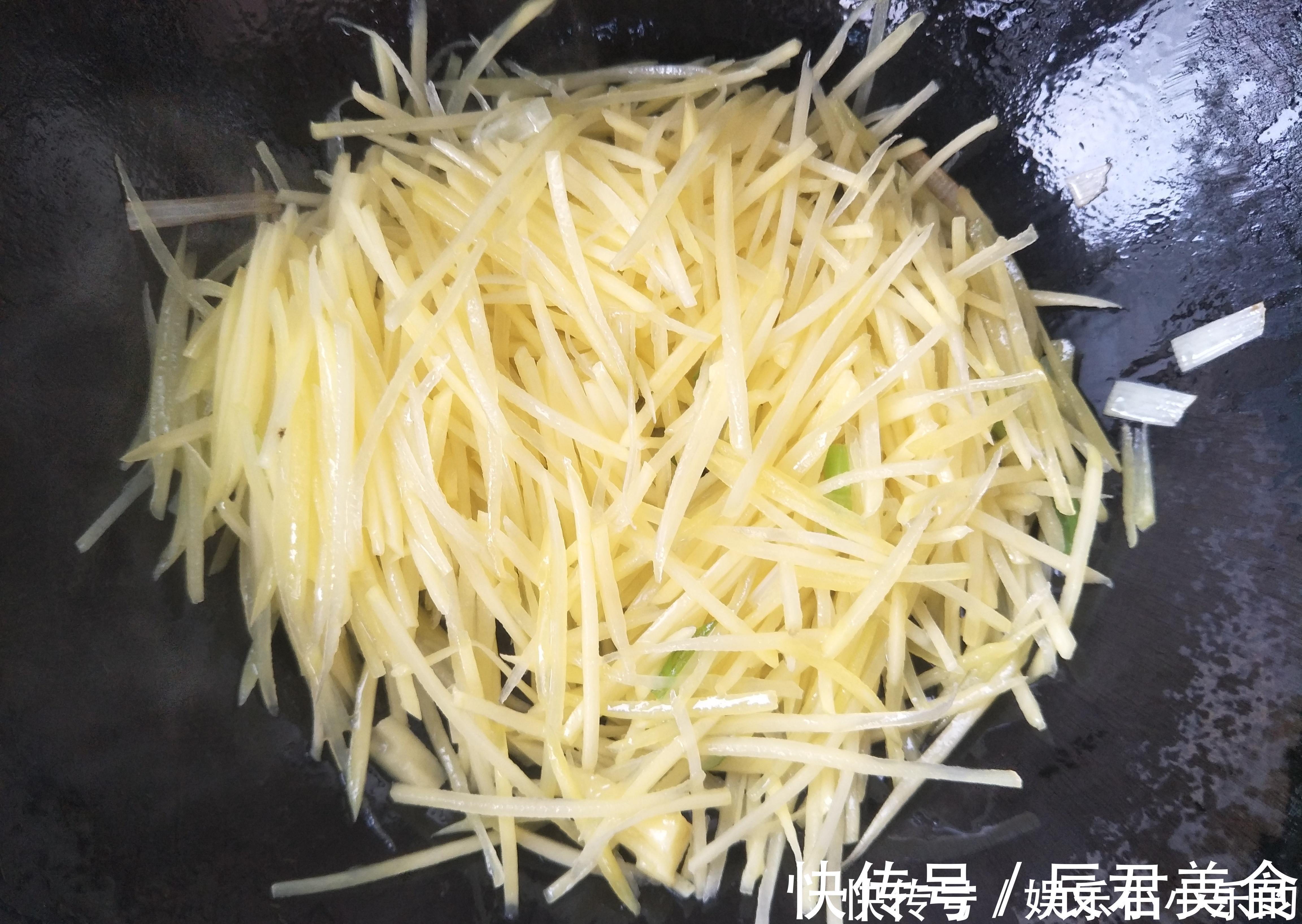 炒土豆丝时，放醋方法有讲究，教你1招，土豆丝酸香不呛口